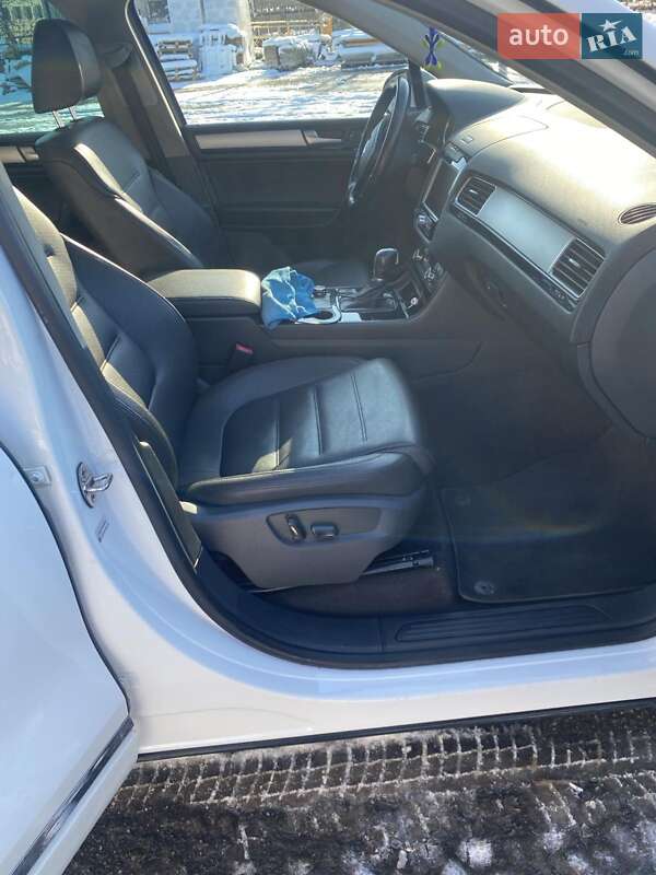 Внедорожник / Кроссовер Volkswagen Touareg 2014 в Львове