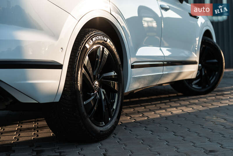 Внедорожник / Кроссовер Volkswagen Touareg 2019 в Мукачево