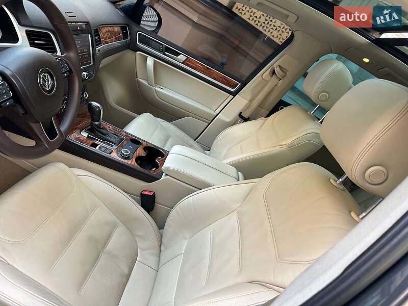 Позашляховик / Кросовер Volkswagen Touareg 2011 в Києві