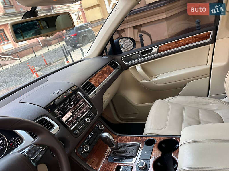 Позашляховик / Кросовер Volkswagen Touareg 2011 в Києві