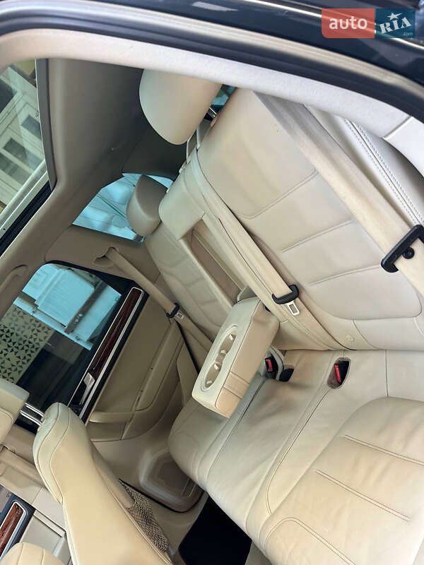 Позашляховик / Кросовер Volkswagen Touareg 2011 в Києві