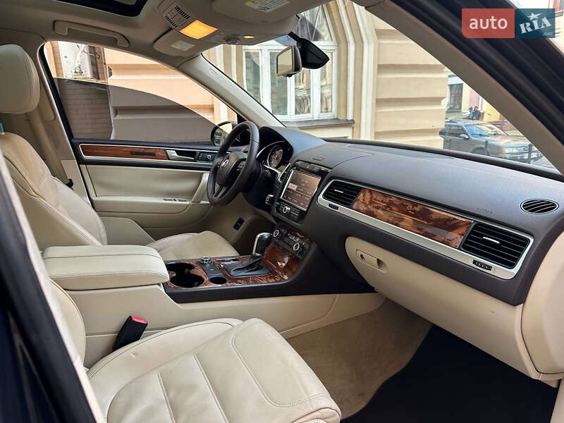 Позашляховик / Кросовер Volkswagen Touareg 2011 в Києві