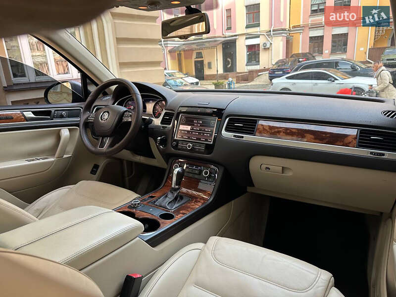 Позашляховик / Кросовер Volkswagen Touareg 2011 в Києві