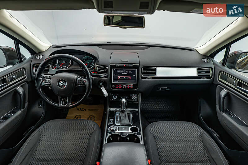 Позашляховик / Кросовер Volkswagen Touareg 2015 в Києві