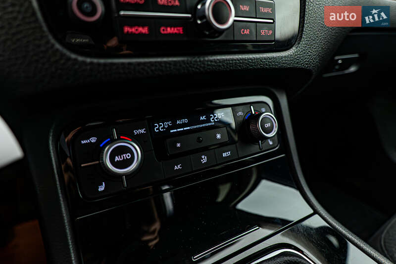 Позашляховик / Кросовер Volkswagen Touareg 2015 в Києві