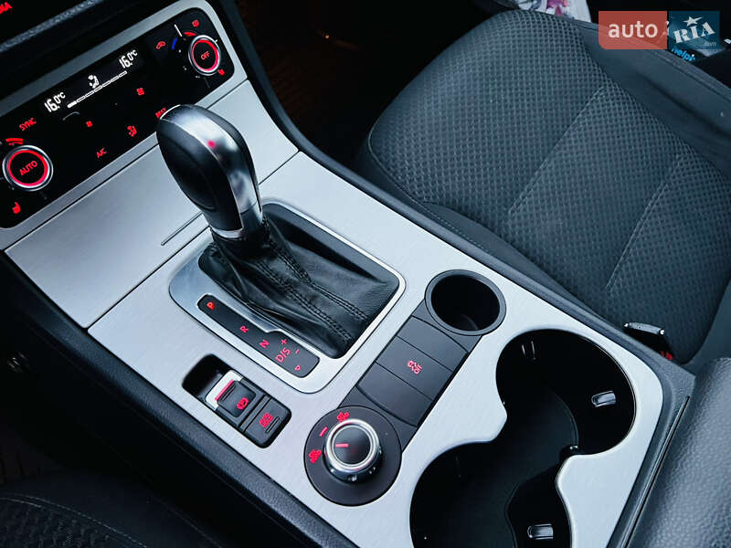 Внедорожник / Кроссовер Volkswagen Touareg 2013 в Одессе