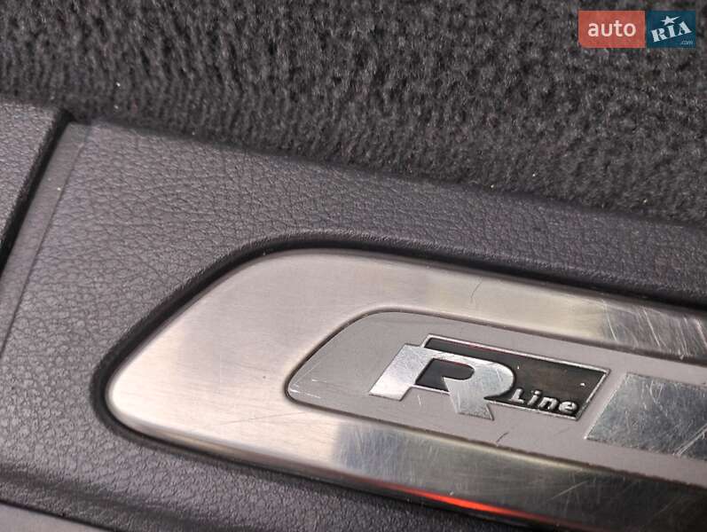 Позашляховик / Кросовер Volkswagen Touareg 2016 в Рівному