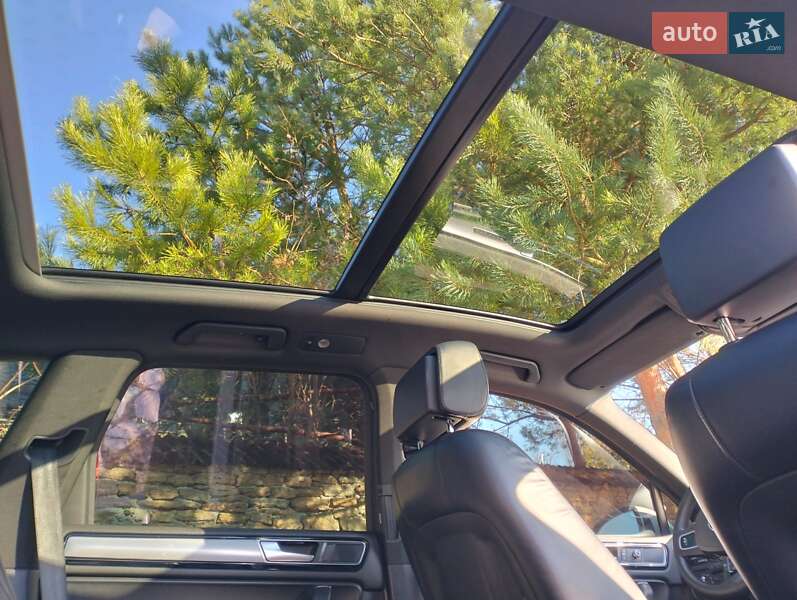 Позашляховик / Кросовер Volkswagen Touareg 2016 в Рівному