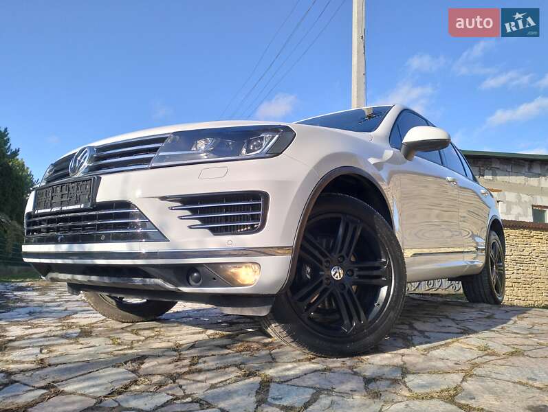 Позашляховик / Кросовер Volkswagen Touareg 2016 в Рівному