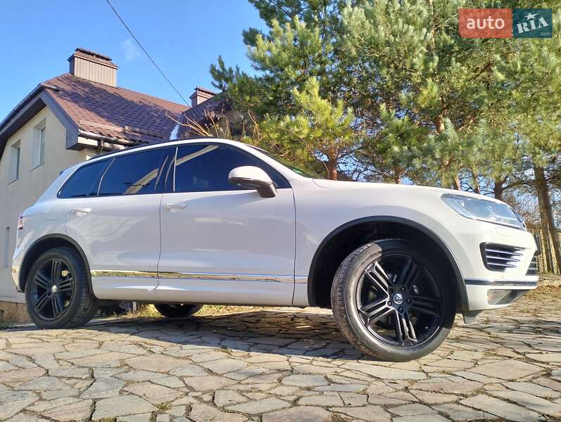 Позашляховик / Кросовер Volkswagen Touareg 2016 в Рівному