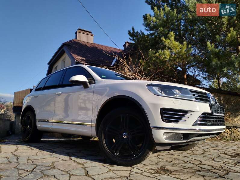 Позашляховик / Кросовер Volkswagen Touareg 2016 в Рівному