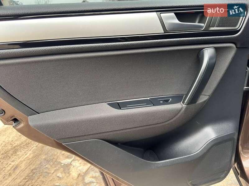 Внедорожник / Кроссовер Volkswagen Touareg 2012 в Ахтырке