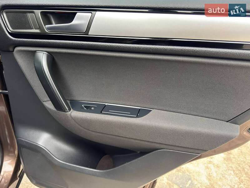 Внедорожник / Кроссовер Volkswagen Touareg 2012 в Ахтырке