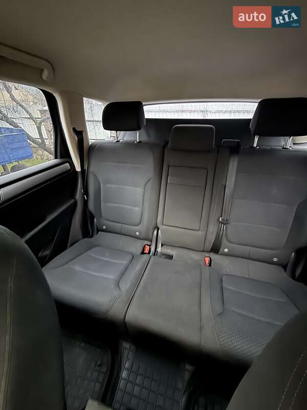 Позашляховик / Кросовер Volkswagen Touareg 2015 в Старій Синяві