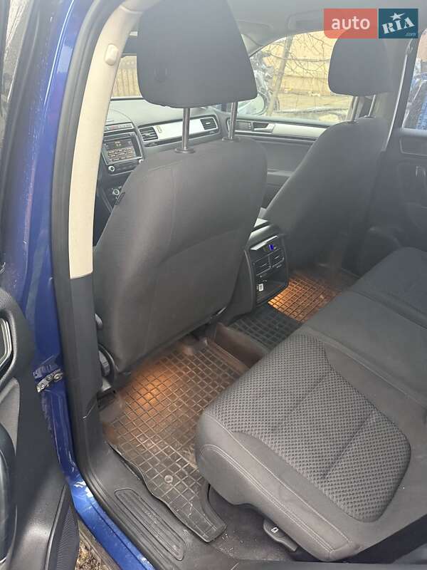 Позашляховик / Кросовер Volkswagen Touareg 2015 в Старій Синяві