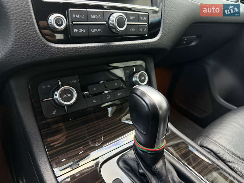 Внедорожник / Кроссовер Volkswagen Touareg 2017 в Одессе