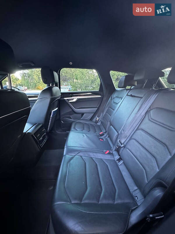 Позашляховик / Кросовер Volkswagen Touareg 2018 в Києві