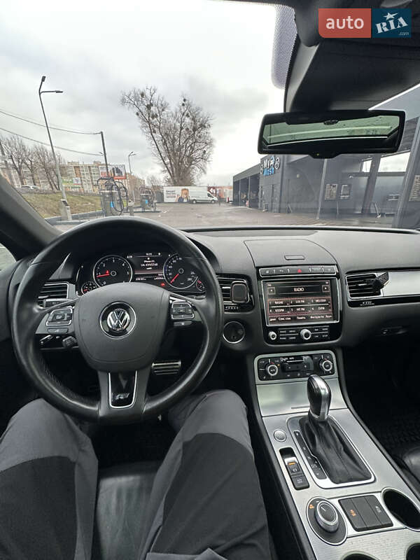 Внедорожник / Кроссовер Volkswagen Touareg 2015 в Киеве