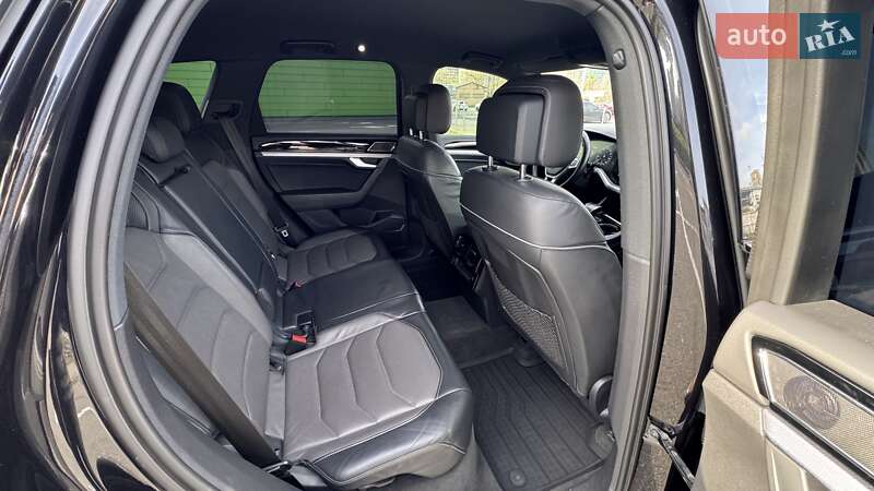 Внедорожник / Кроссовер Volkswagen Touareg 2019 в Киеве