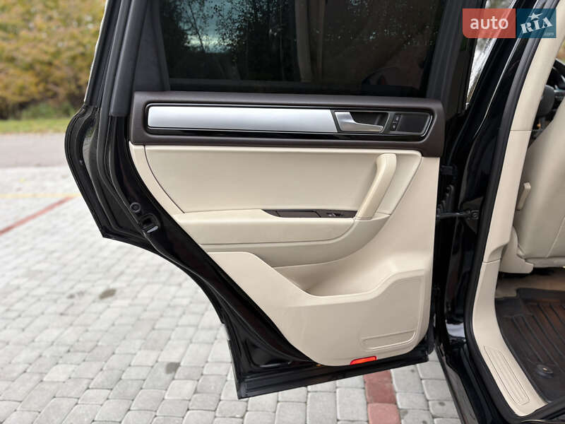 Внедорожник / Кроссовер Volkswagen Touareg 2010 в Староконстантинове