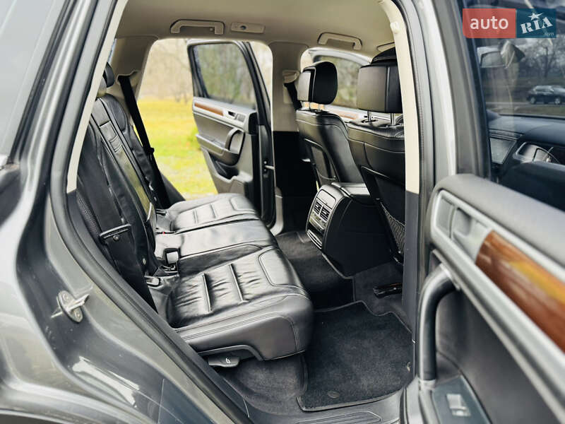 Позашляховик / Кросовер Volkswagen Touareg 2016 в Ромнах