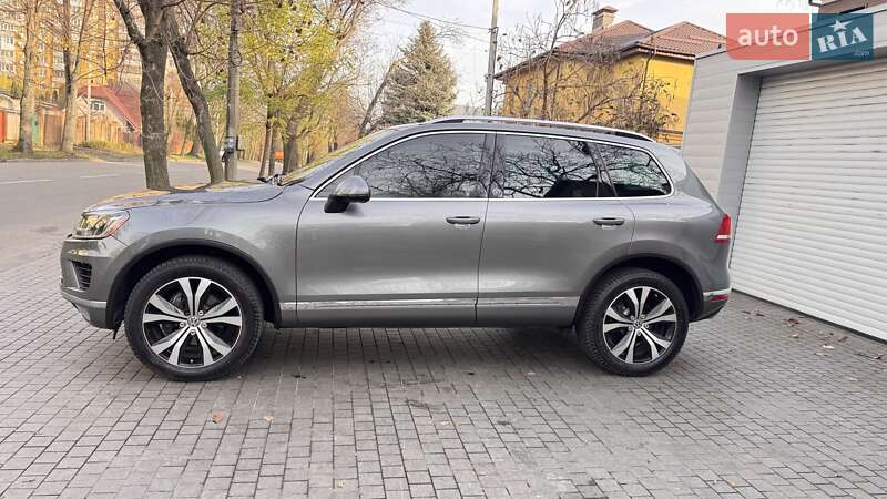 Внедорожник / Кроссовер Volkswagen Touareg 2016 в Киеве