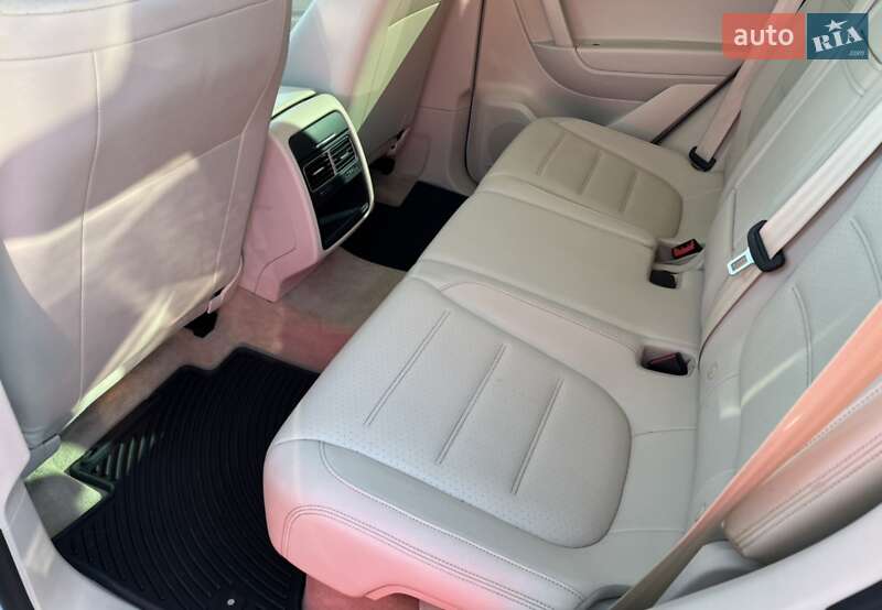 Внедорожник / Кроссовер Volkswagen Touareg 2013 в Львове