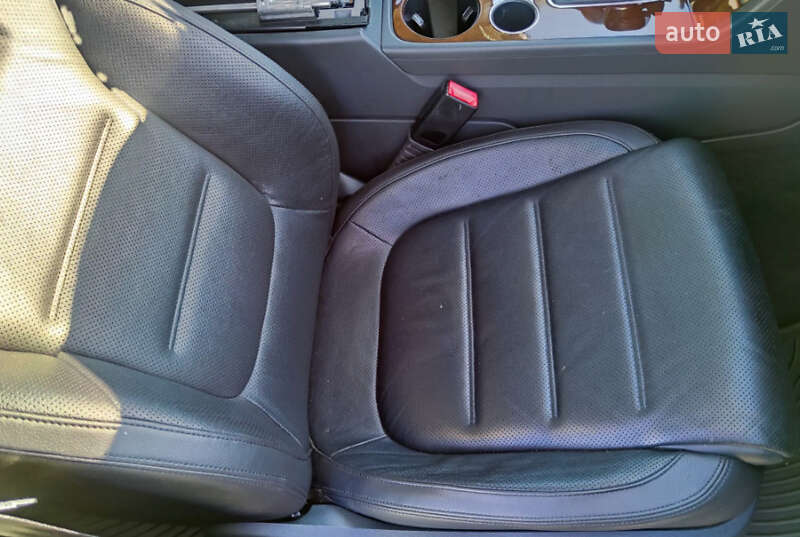 Внедорожник / Кроссовер Volkswagen Touareg 2012 в Ровно