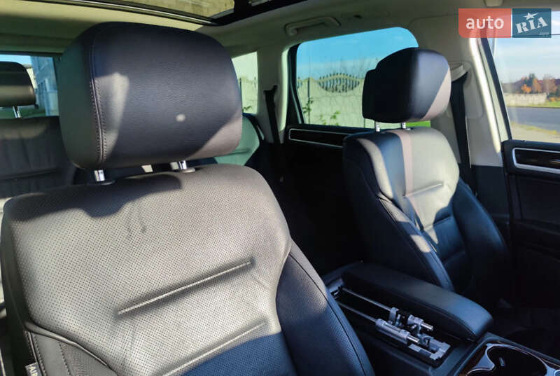 Внедорожник / Кроссовер Volkswagen Touareg 2012 в Ровно