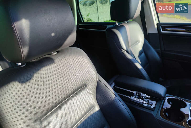 Внедорожник / Кроссовер Volkswagen Touareg 2012 в Ровно