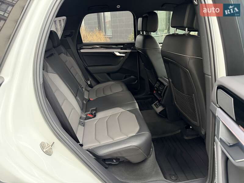 Позашляховик / Кросовер Volkswagen Touareg 2022 в Києві