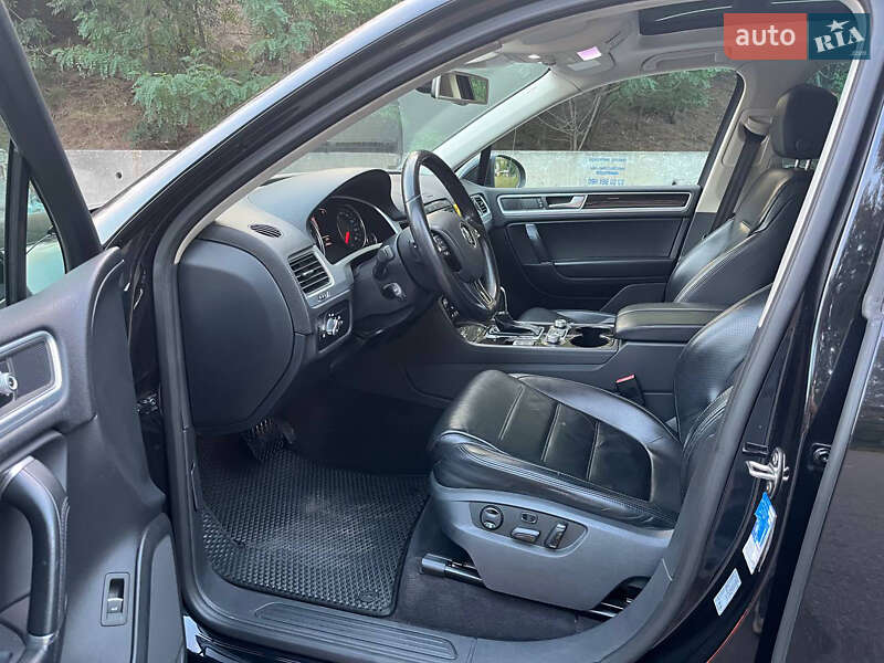 Внедорожник / Кроссовер Volkswagen Touareg 2014 в Киеве