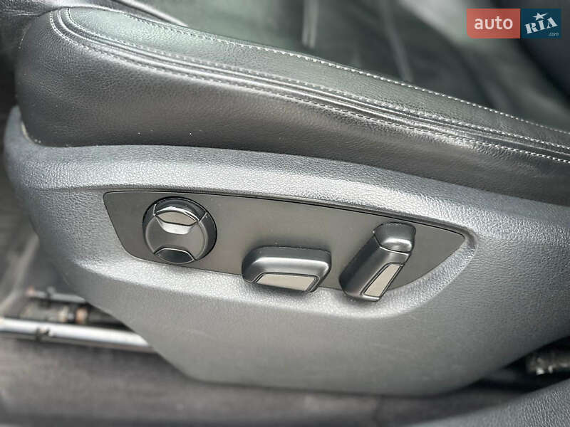 Внедорожник / Кроссовер Volkswagen Touareg 2012 в Львове