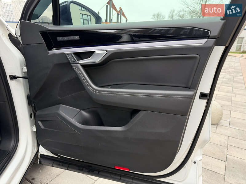 Внедорожник / Кроссовер Volkswagen Touareg 2018 в Киеве