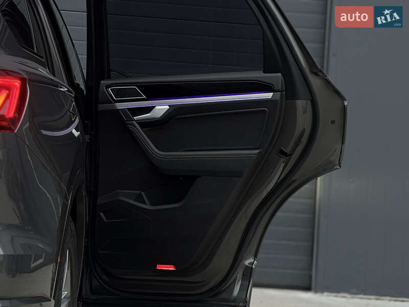 Позашляховик / Кросовер Volkswagen Touareg 2019 в Дубні