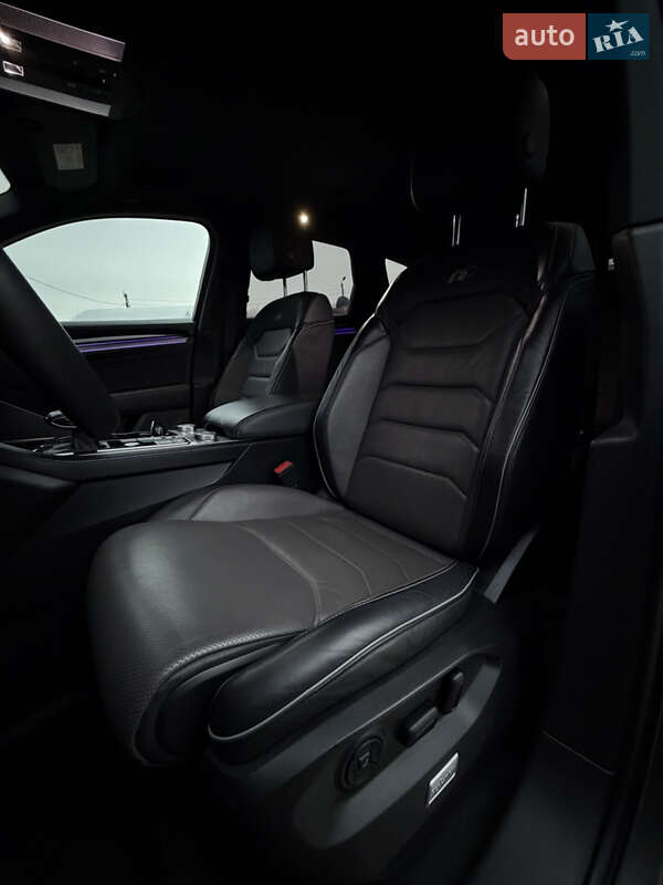 Позашляховик / Кросовер Volkswagen Touareg 2019 в Дубні