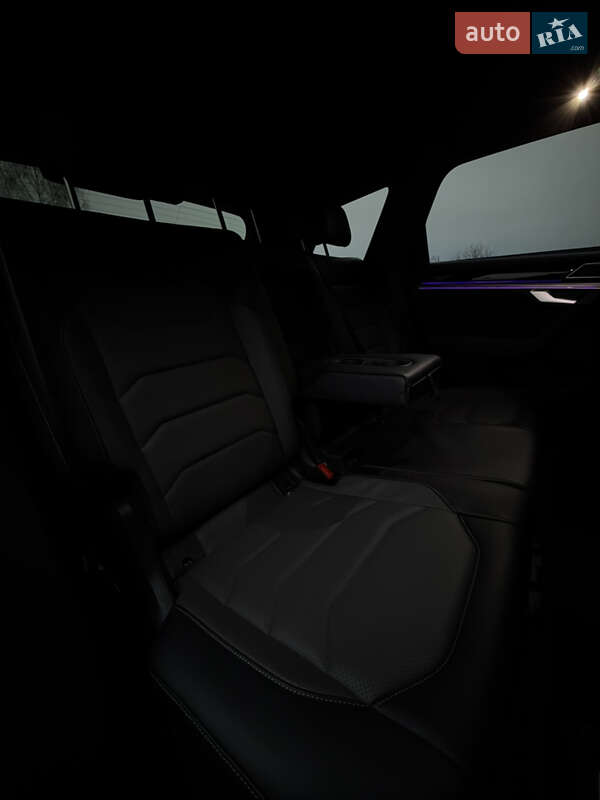 Позашляховик / Кросовер Volkswagen Touareg 2019 в Дубні