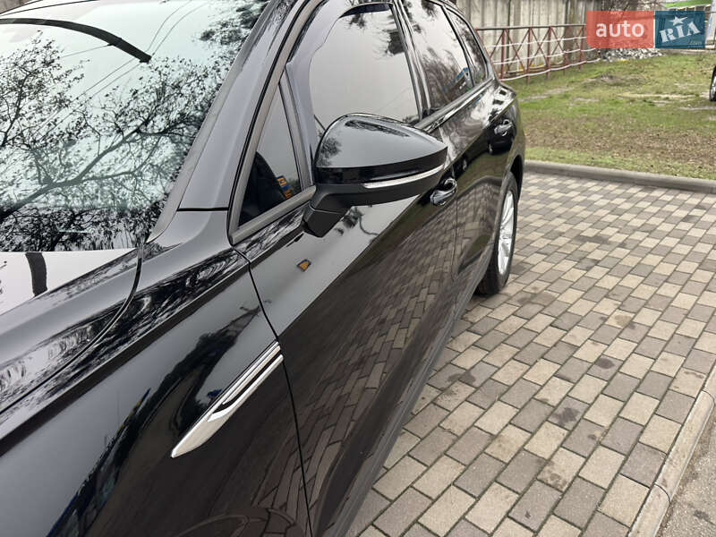 Позашляховик / Кросовер Volkswagen Touareg 2020 в Києві