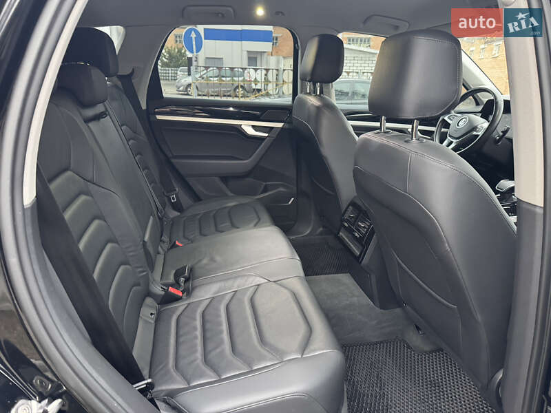 Позашляховик / Кросовер Volkswagen Touareg 2020 в Києві