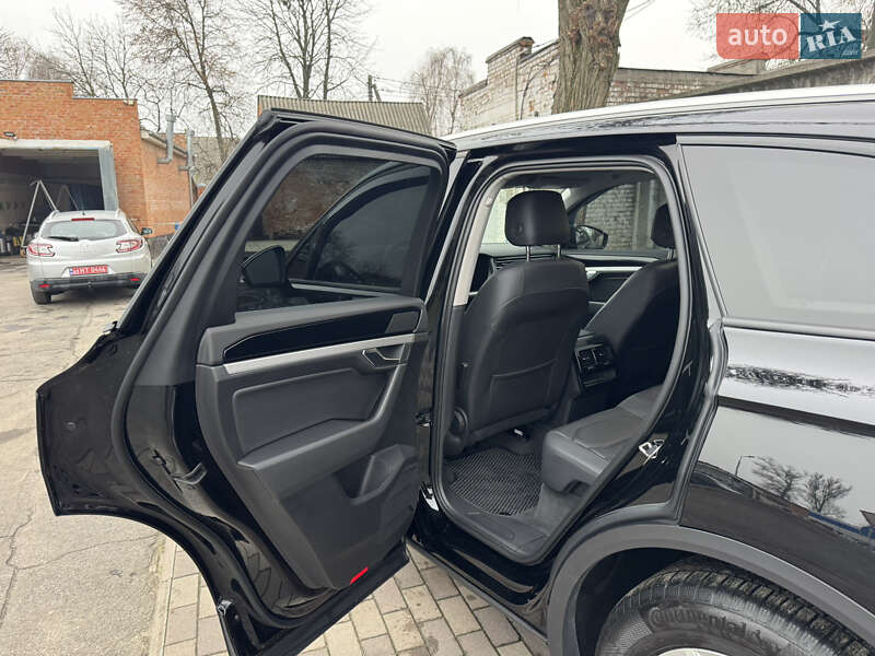 Позашляховик / Кросовер Volkswagen Touareg 2020 в Києві