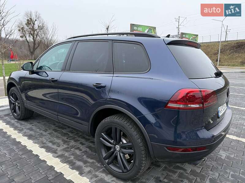 Позашляховик / Кросовер Volkswagen Touareg 2011 в Ірпені