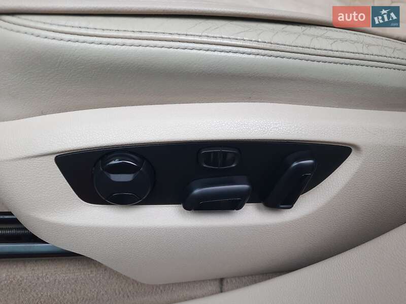 Позашляховик / Кросовер Volkswagen Touareg 2011 в Ірпені