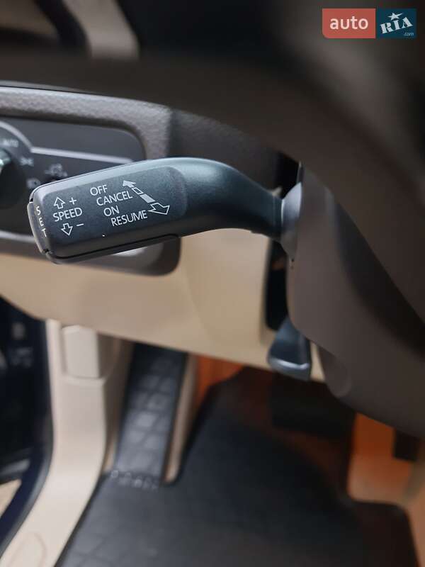 Позашляховик / Кросовер Volkswagen Touareg 2011 в Ірпені