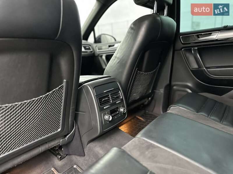 Позашляховик / Кросовер Volkswagen Touareg 2015 в Первомайську