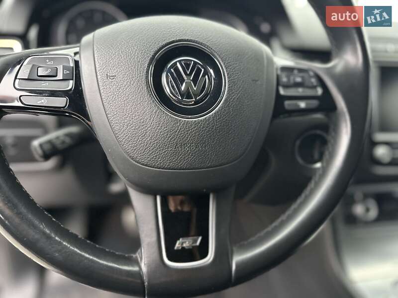 Позашляховик / Кросовер Volkswagen Touareg 2015 в Первомайську