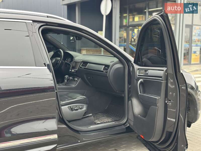 Позашляховик / Кросовер Volkswagen Touareg 2015 в Первомайську