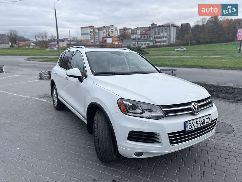 Внедорожник / Кроссовер Volkswagen Touareg 2014 в Хмельницком