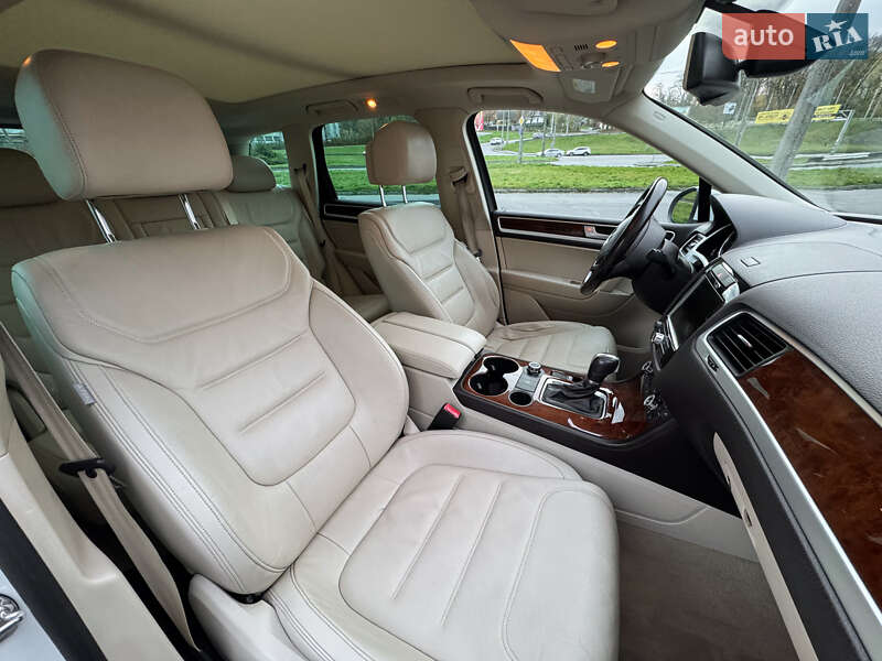 Внедорожник / Кроссовер Volkswagen Touareg 2014 в Хмельницком