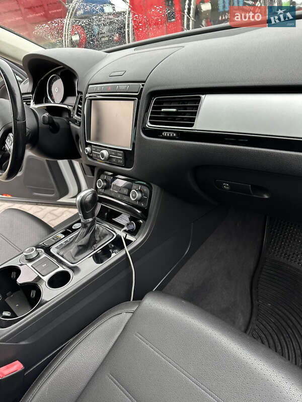 Внедорожник / Кроссовер Volkswagen Touareg 2015 в Тернополе