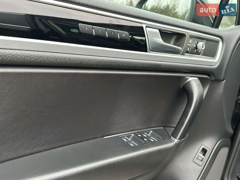 Внедорожник / Кроссовер Volkswagen Touareg 2015 в Новояворовске